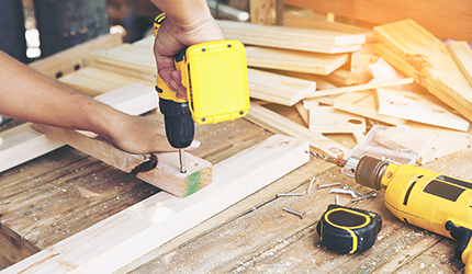 DIY雑貨を制作する従業員